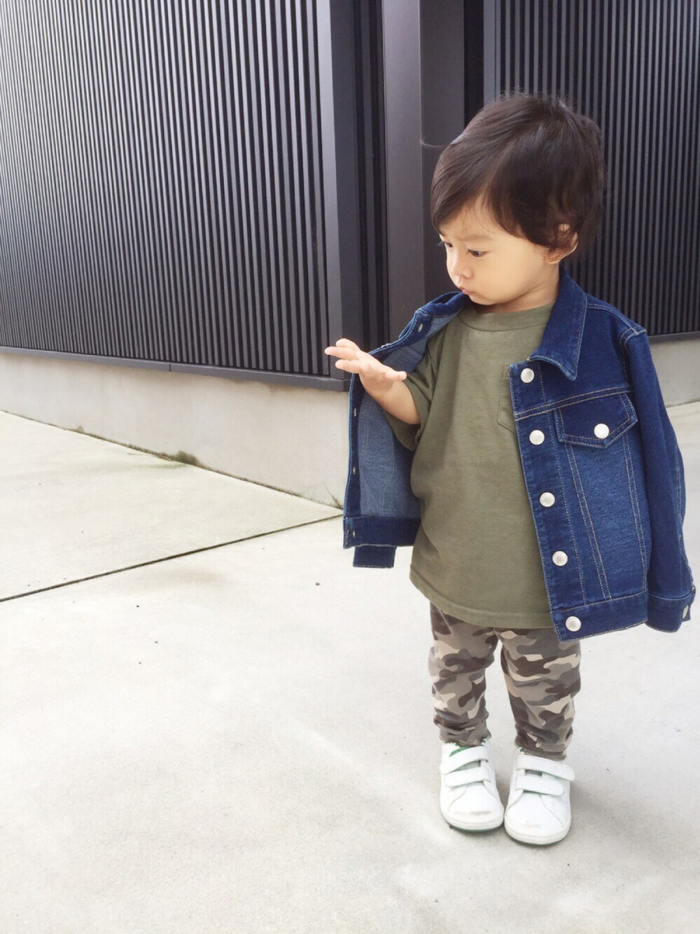 グリーン系のTシャツ/カットソー、ホワイト系のスニーカー、ブルー系のデニムジャケットを着用したキッズの秋コーディネートの1枚目の写真
