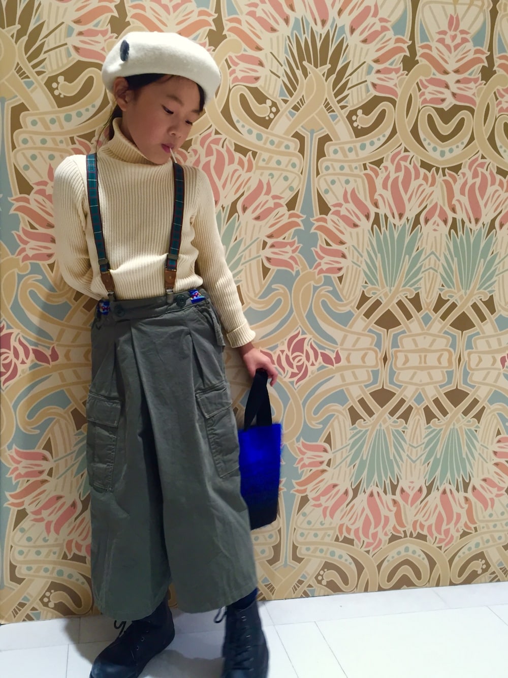 ホワイト系のニット/セーター、その他のパンツ、ブラック系のブーツを着用したキッズの冬コーディネートの1枚目の写真