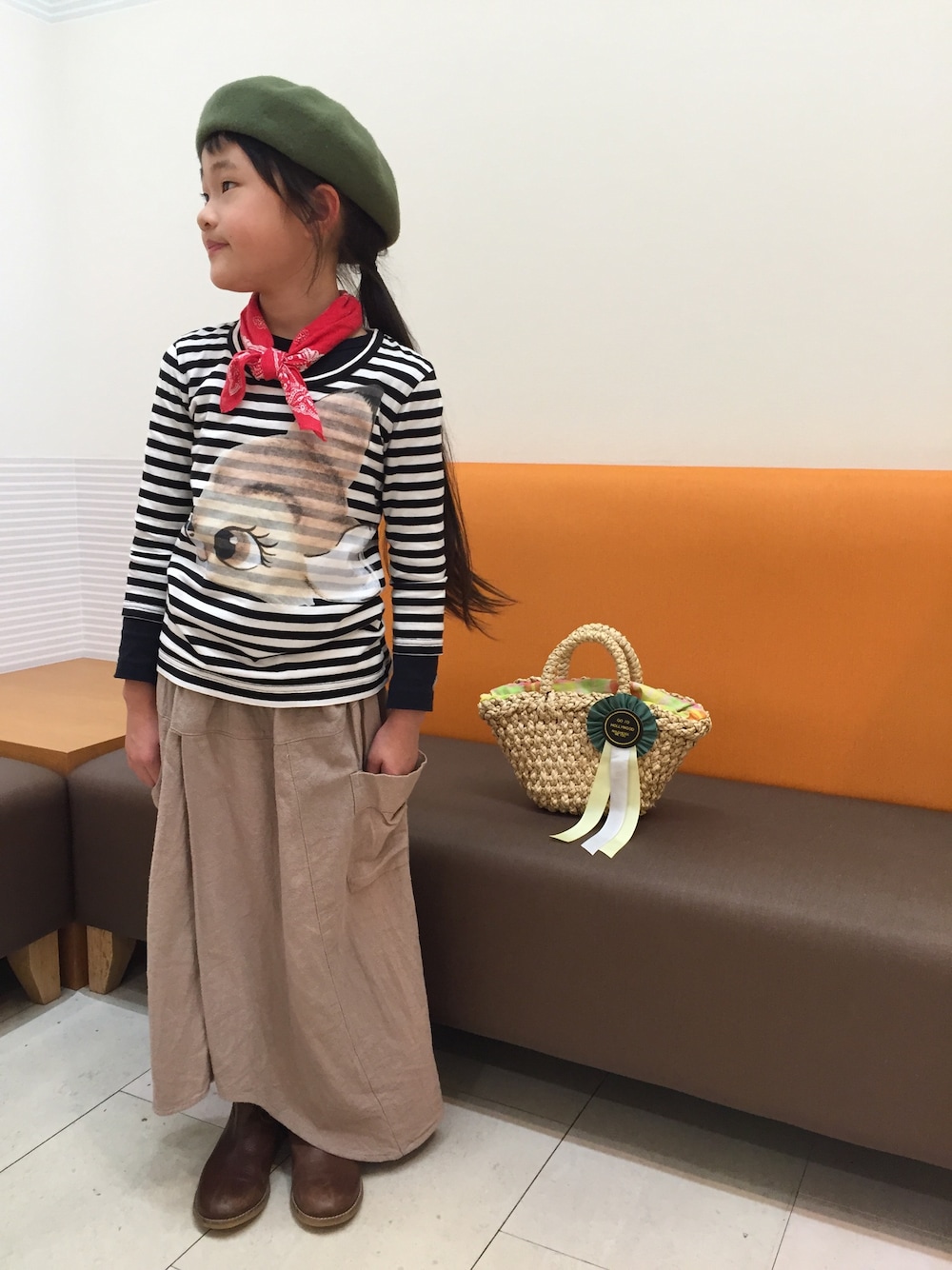 その他のTシャツ/カットソー、ベージュ系のスカート、ブラウン系のブーツを着用したキッズの冬コーディネートの1枚目の写真