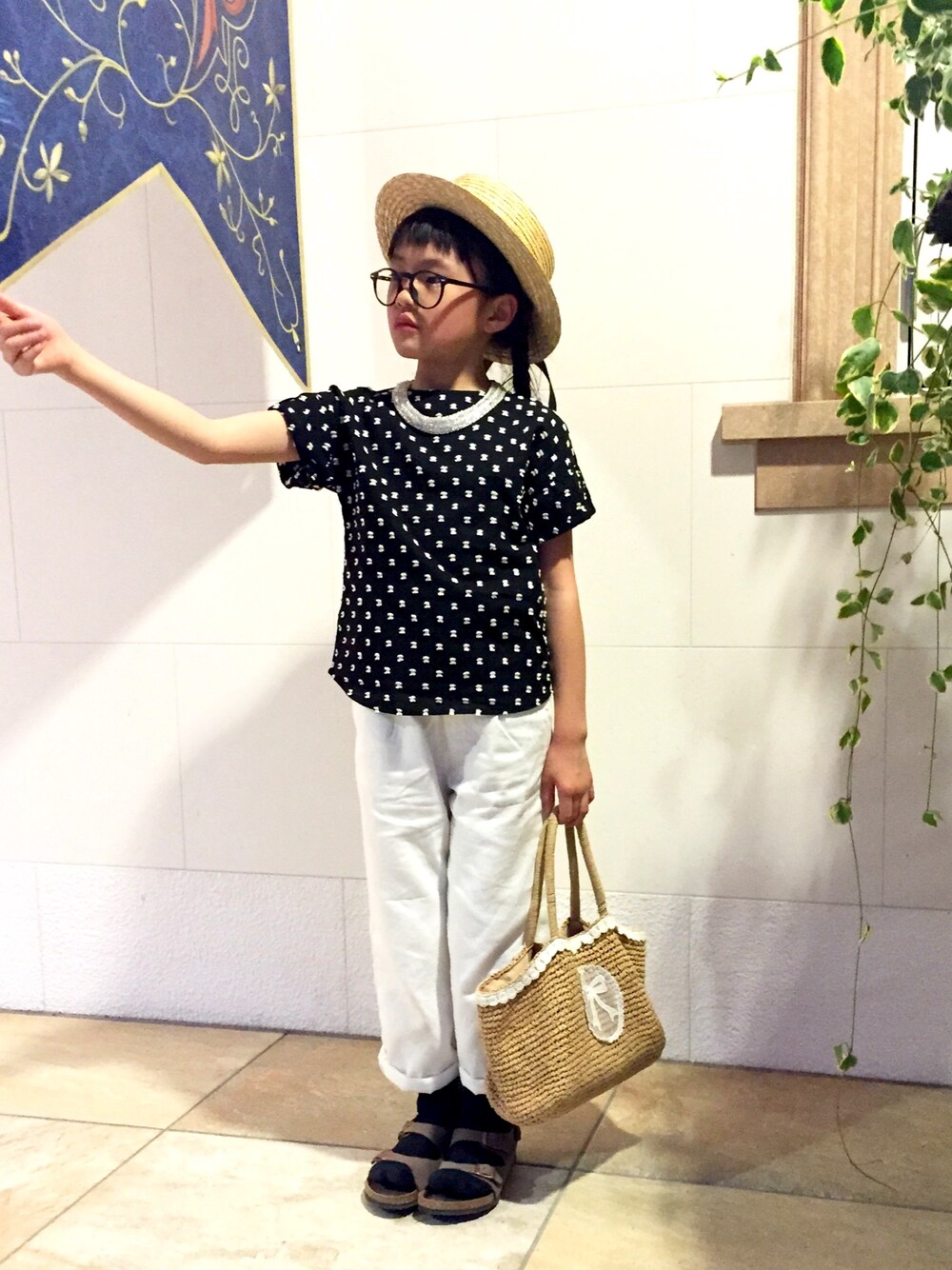 ブラック系のTシャツ/カットソー、ホワイト系のその他パンツ、ブラウン系のサンダルを着用したキッズの春コーディネートの1枚目の写真