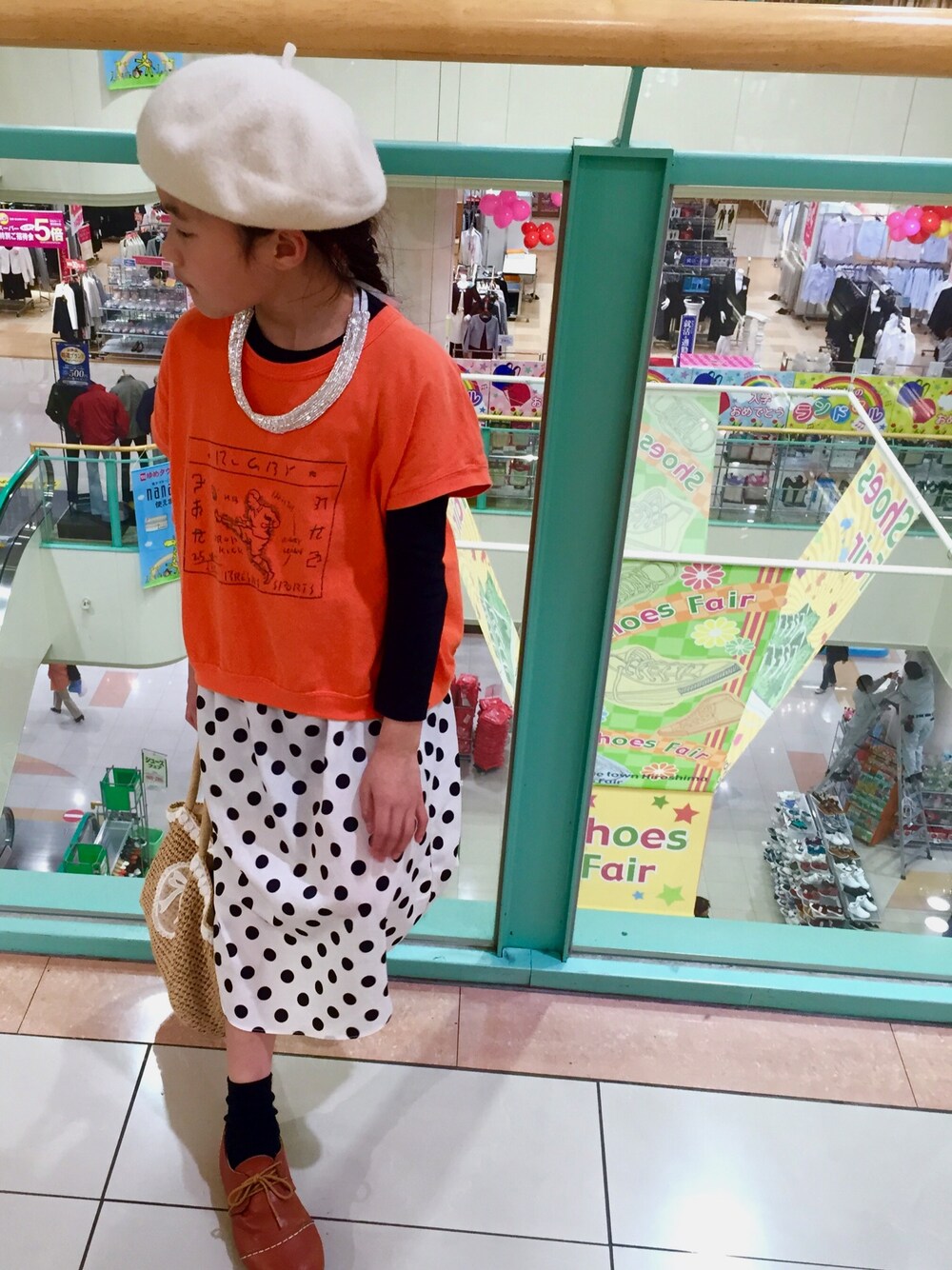 オレンジ系のTシャツ/カットソー、ホワイト系のスカート、シルバー系のネックレスを着用したキッズの春コーディネートの1枚目の写真