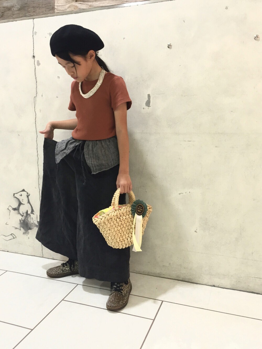 ブラウン系のTシャツ/カットソー、その他のブーツ、グレー系のその他パンツを着用したキッズの夏コーディネートの1枚目の写真