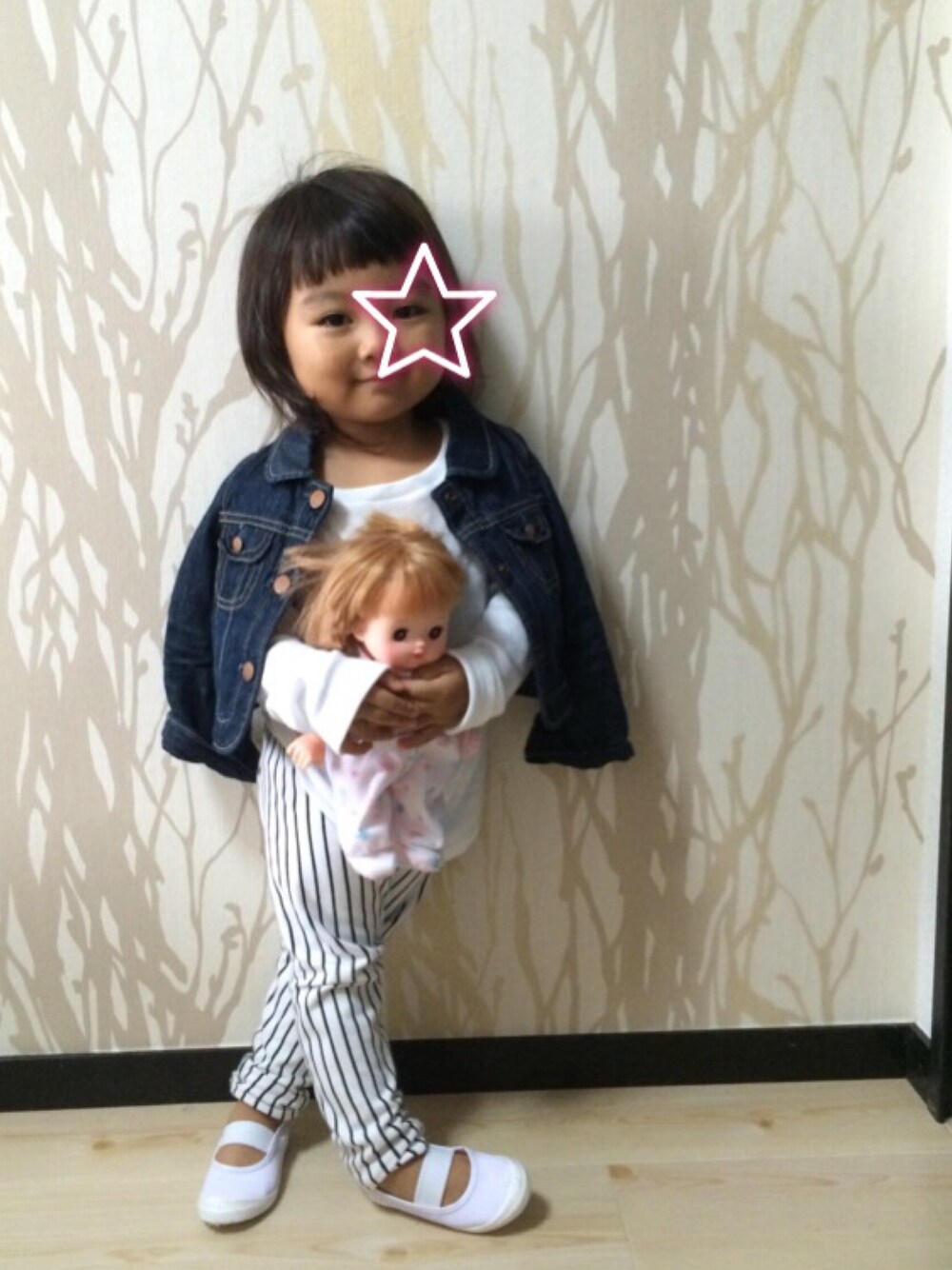「2歳、ホワイト、娘コーデ、ストライプパンツ」｜「babyGAPのアイテム（デニムジャケット、ブルー系）」を使った、misamisaさん（キッズ・90cm）の秋コーディネートの1枚目の写真