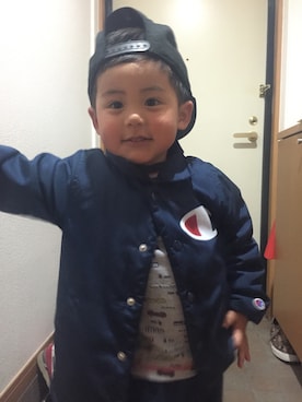 「Champion（チャンピオン）のアイテム（ナイロンジャケット）」を使った、リカ アユムさん（キッズ・80cm）の春コーディネート