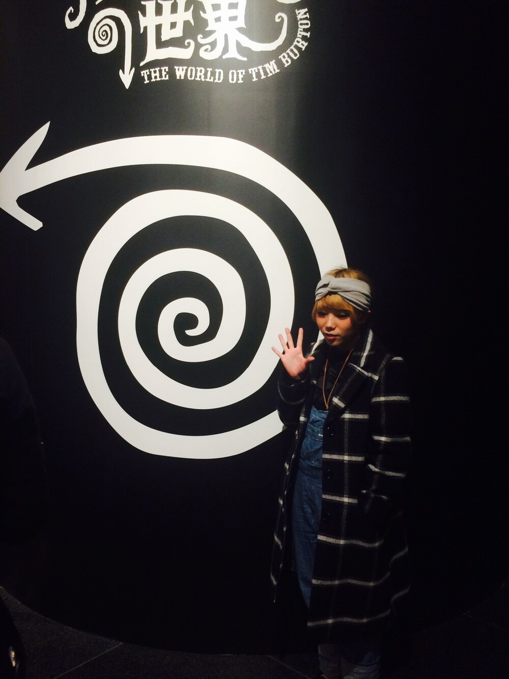 ベージュ系のトートバッグ、ブラウン系のドレスシューズ、ブラウン系のネックレスを着用したレディースの冬コーディネートの1枚目の写真