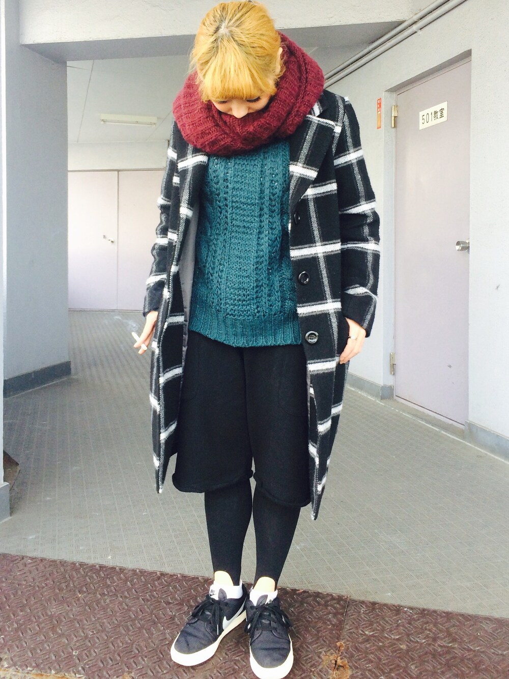 ブラック系のその他パンツ、ブラック系のスニーカー、ブラック系のバックパック/リュックを着用したレディースの冬コーディネートの1枚目の写真