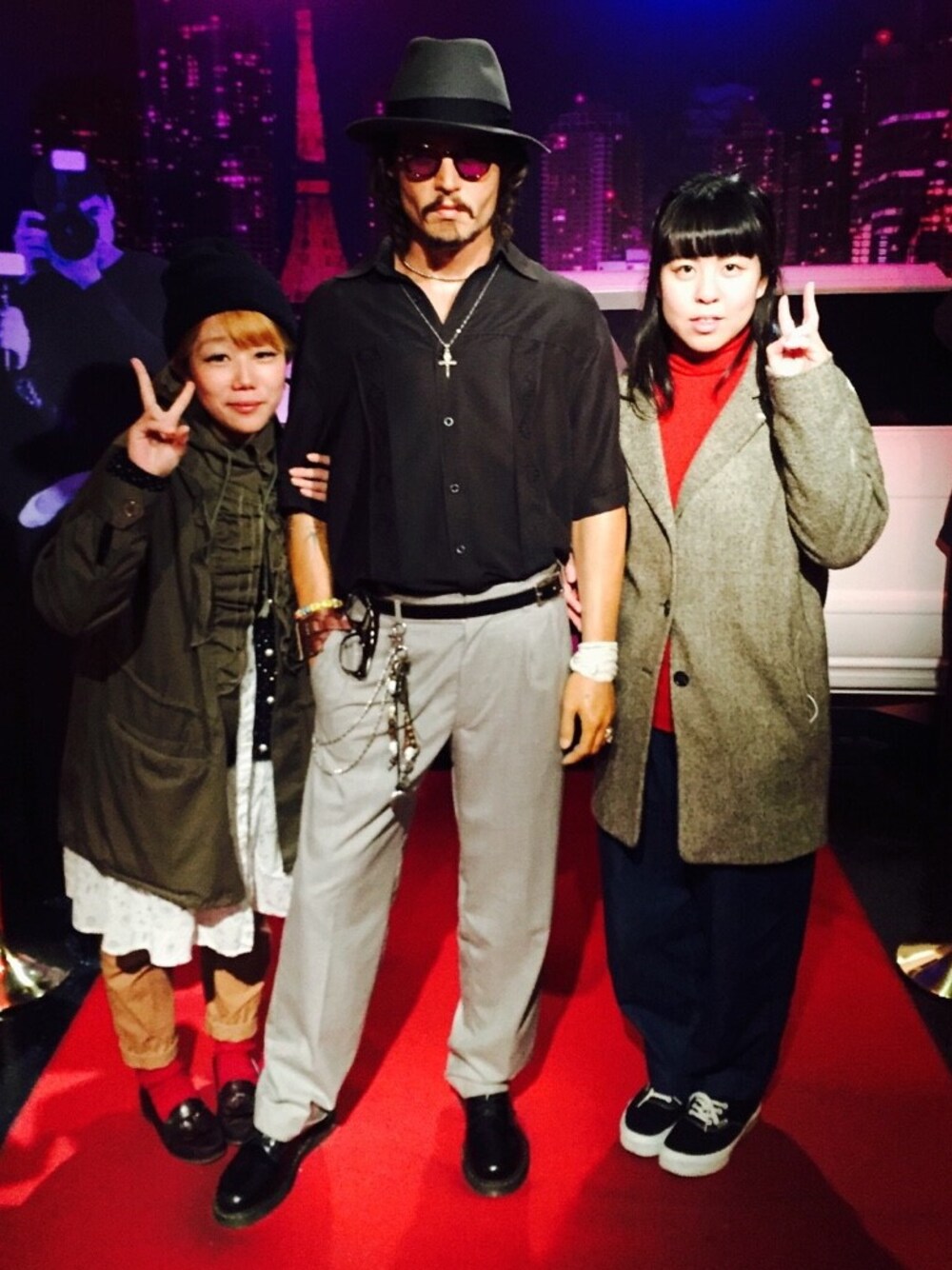 ブラウン系のドレスシューズ、ホワイト系のワンピース、その他のその他を着用したレディースの冬コーディネートの1枚目の写真