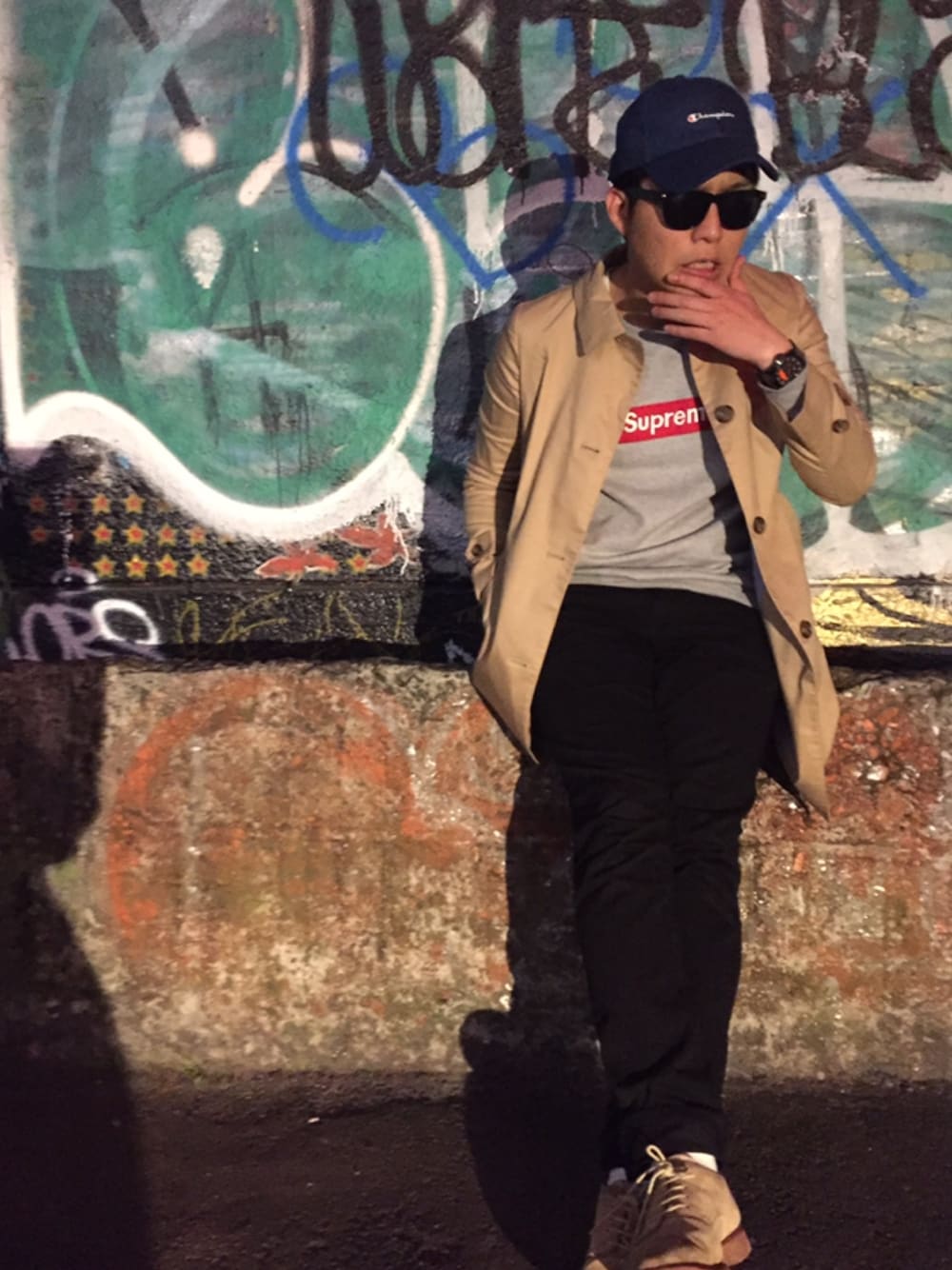 「ストリート、黒スキニー、チャンピオン、シュプリーム、supreme、Champion、スプリングコート、コート、サングラス、HIPHOP」｜「Championの∴WEGO/Champion LOWキャップ（キャップ、ブルー系）」を使った、あつひこ(A2)さん（メンズ・176cm）の春コーディネートの1枚目の写真