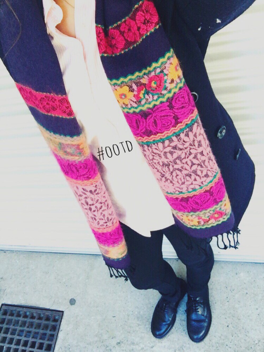 ブラック系のドレスシューズ、ピンク系のシャツ/ブラウス、その他のマフラーを着用したレディースの冬コーディネートの1枚目の写真