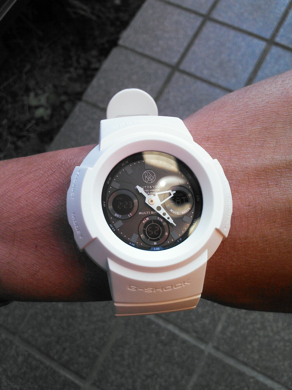 ホワイト系のアナログ腕時計を着用したメンズの秋コーディネートの1枚目の写真