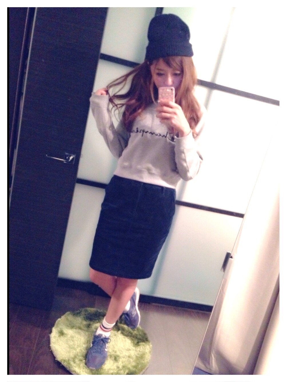 グレー系のTシャツ/カットソー、ブルー系のスカート、グレー系のその他を着用したレディースの秋コーディネートの1枚目の写真
