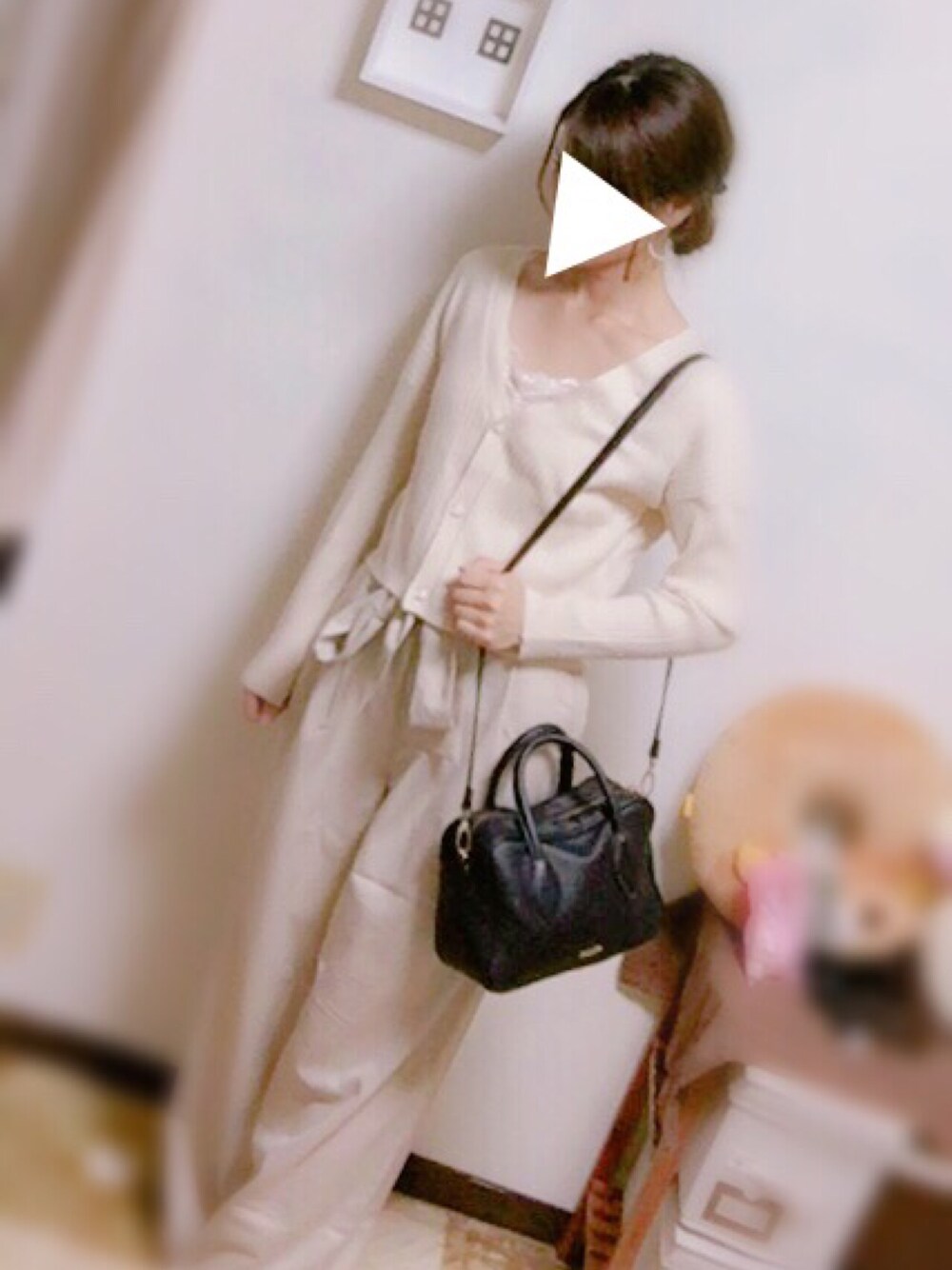 ホワイト系のキャミソール、ホワイト系のカーディガン/ボレロ、ベージュ系のスラックスを着用したレディースの秋コーディネートの1枚目の写真