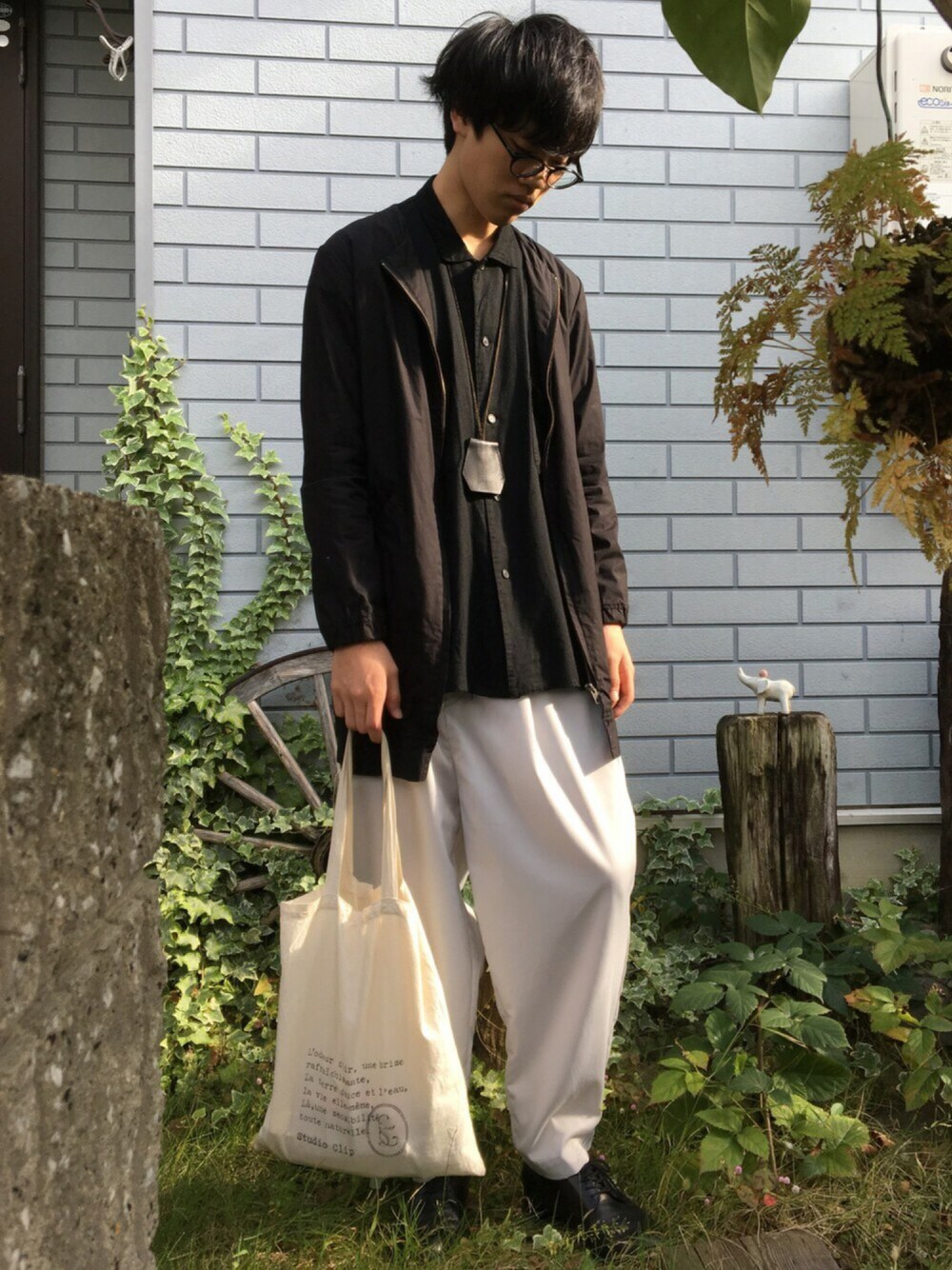 「シンプルコーデ、休日スタイル、モード、キレイめ、クロシェット、モノトーン」｜「HERE'Sのアイテム（ブルゾン、ブラック系）」を使った、のぐを.comさん（メンズ・174cm）の秋コーディネートの1枚目の写真
