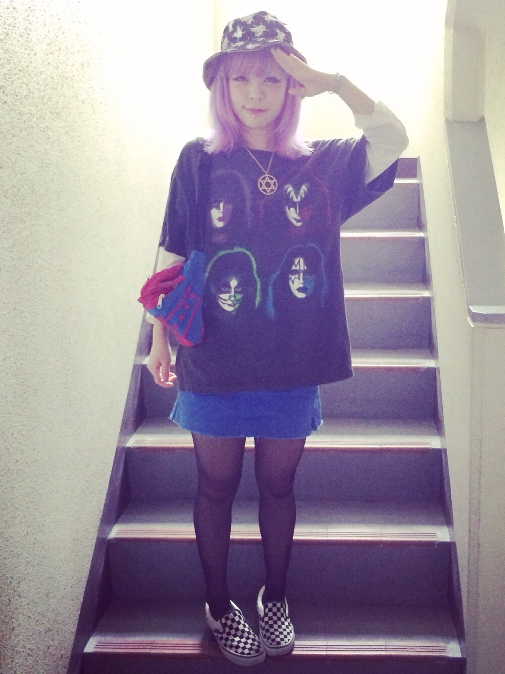 ホワイト系のスニーカー、ブルー系のボディバッグ/ウエストポーチを着用したレディースの夏コーディネートの1枚目の写真