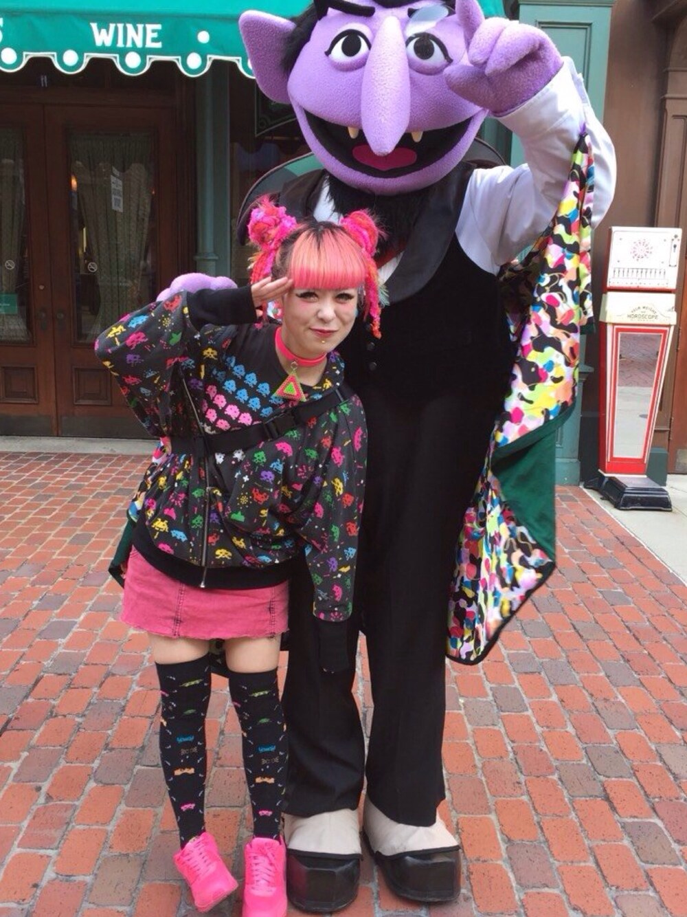 「USJ、ユニバ、インベーダー、カラフル、エアーMAX」｜「RNAのアイテム（デニムスカート、ピンク系）」を使った、しおちゃんさん（レディース・155cm）の夏コーディネートの1枚目の写真