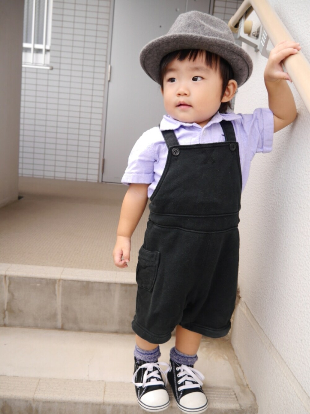 「シンプルコーデ、男の子、キッズコーデ、1歳、1歳5ヶ月、サロペット、スニーカー、シャツスタイル、ハット、ドラフトABC」｜「Kids forest のアイテム（ハット、グレー系）」を使った、*そうまりこ*さん（キッズ・80cm）の秋コーディネートの1枚目の写真