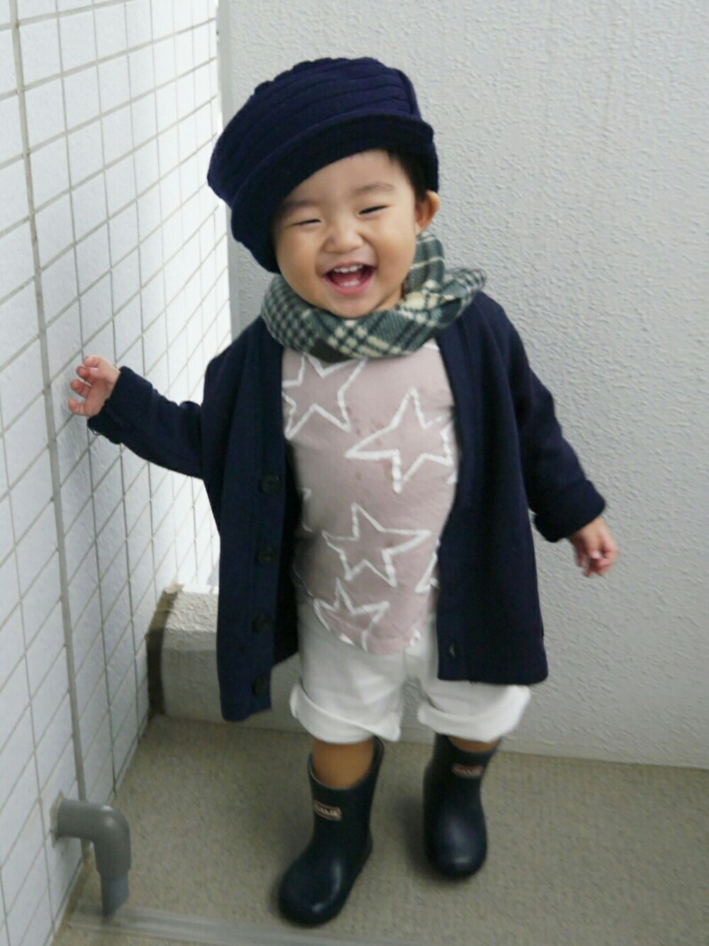 ブルー系のカーディガン/ボレロ、ピンク系のTシャツ/カットソー、ホワイト系のその他パンツを着用したキッズの秋コーディネートの1枚目の写真