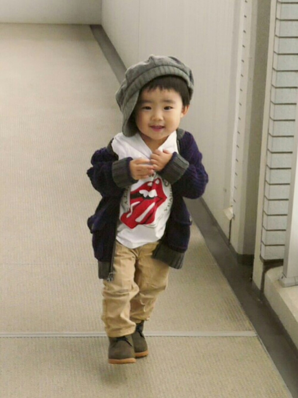 「ニットコーデフェス、秋コーデ、おとこのこ、男の子コーデ、1歳、1歳半、おとめ部。、ニットアウター、H&M、ネイビー×ベージュ」｜「no brandのアイテム（キャスケット、グレー系）」を使った、*そうまりこ*さん（キッズ・80cm）の秋コーディネートの1枚目の写真