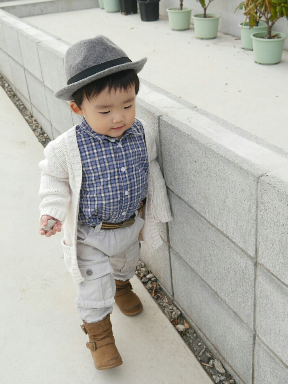 「休日スタイル、カジュアル、ニットコーデフェス、秋のコーデ、1歳、1歳半、おとめ部。、カーディガン+シャツ、ブーツイン、キッスコーデ」｜「kids foret のアイテム（ハット、グレー系）」を使った、*そうまりこ*さん（キッズ・80cm）の秋コーディネートの1枚目の写真