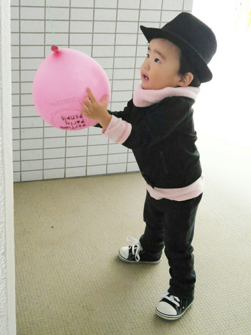「kids、秋コーデ、休日スタイル、おとこのこ、男の子コーデ、ブラックコーデ、ピンク男子、1歳、1歳半、オールブラック」｜「no brandのアイテム（ハット、ブラック系）」を使った、*そうまりこ*さん（キッズ・80cm）の秋コーディネートの1枚目の写真