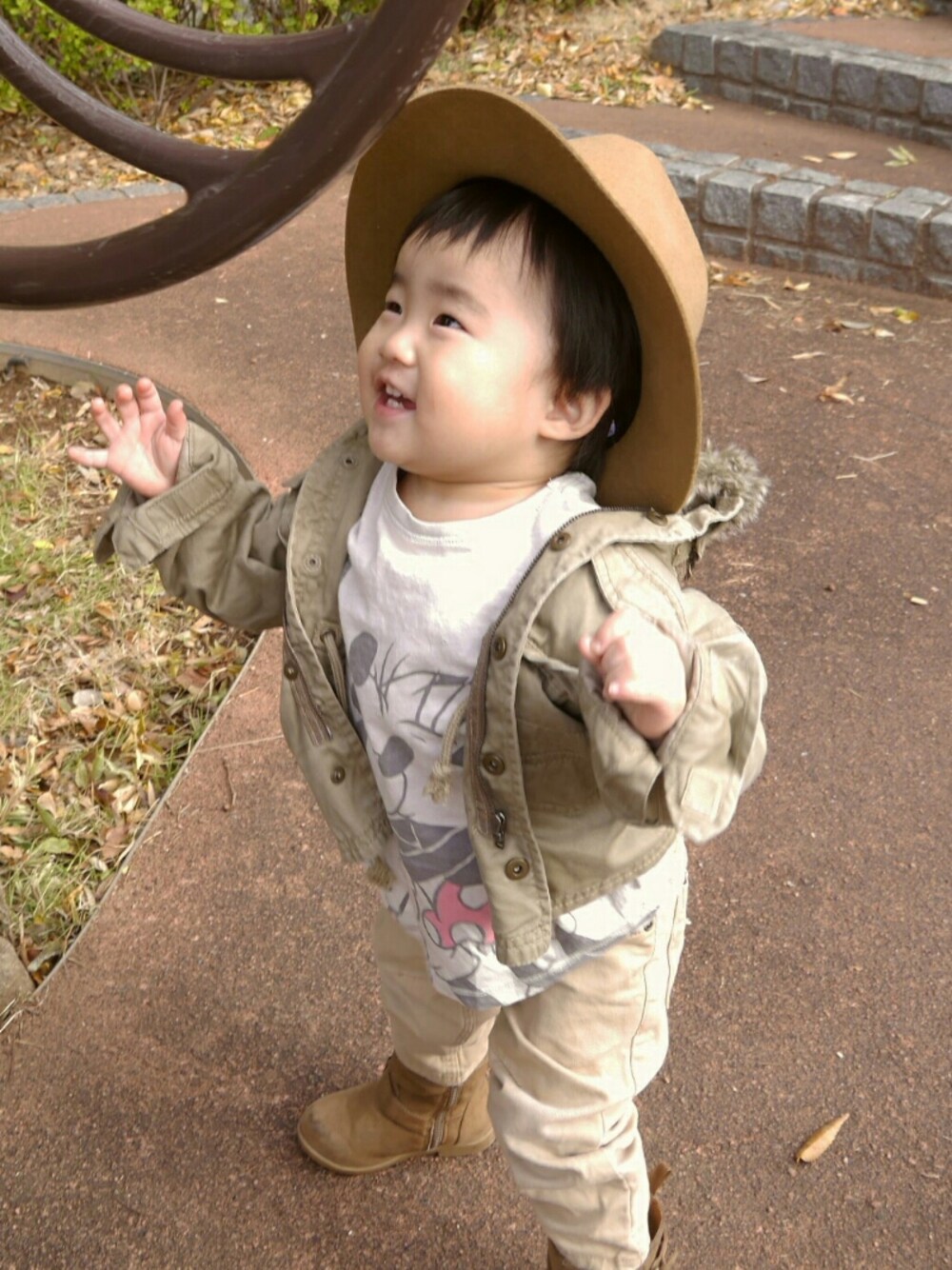 「ディズニーバトン😃、ディズニーコーデ、キャスト風、探検家、おとこのこ、kidsfashion、1歳、1歳7ヶ月、kids、コスプレ」｜「GLOBAL WORKの【キッズ】フェルトHAT（ハット、ブラウン系）」を使った、*そうまりこ*さん（キッズ・80cm）の秋コーディネートの1枚目の写真