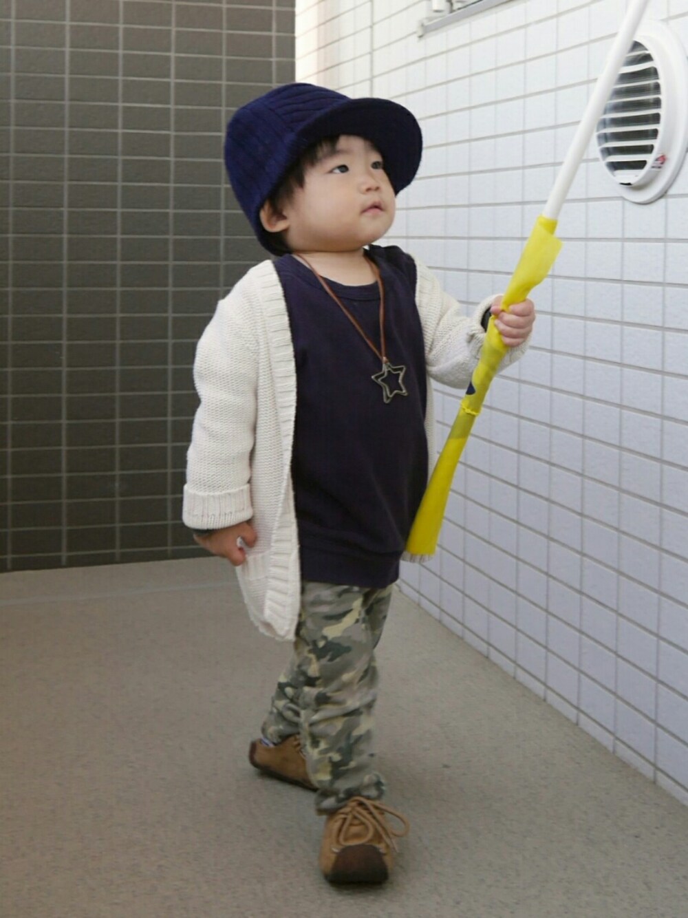 「おとこのこ、キッズコーデ、1歳、１歳８ヶ月、シンプルコーデ、白カーディガン、無印良品、モカシン、カモフラパンツ、しまむら」｜「used のアイテム（ニットキャップ/ビーニー、ブルー系）」を使った、*そうまりこ*さん（キッズ・80cm）の冬コーディネートの1枚目の写真