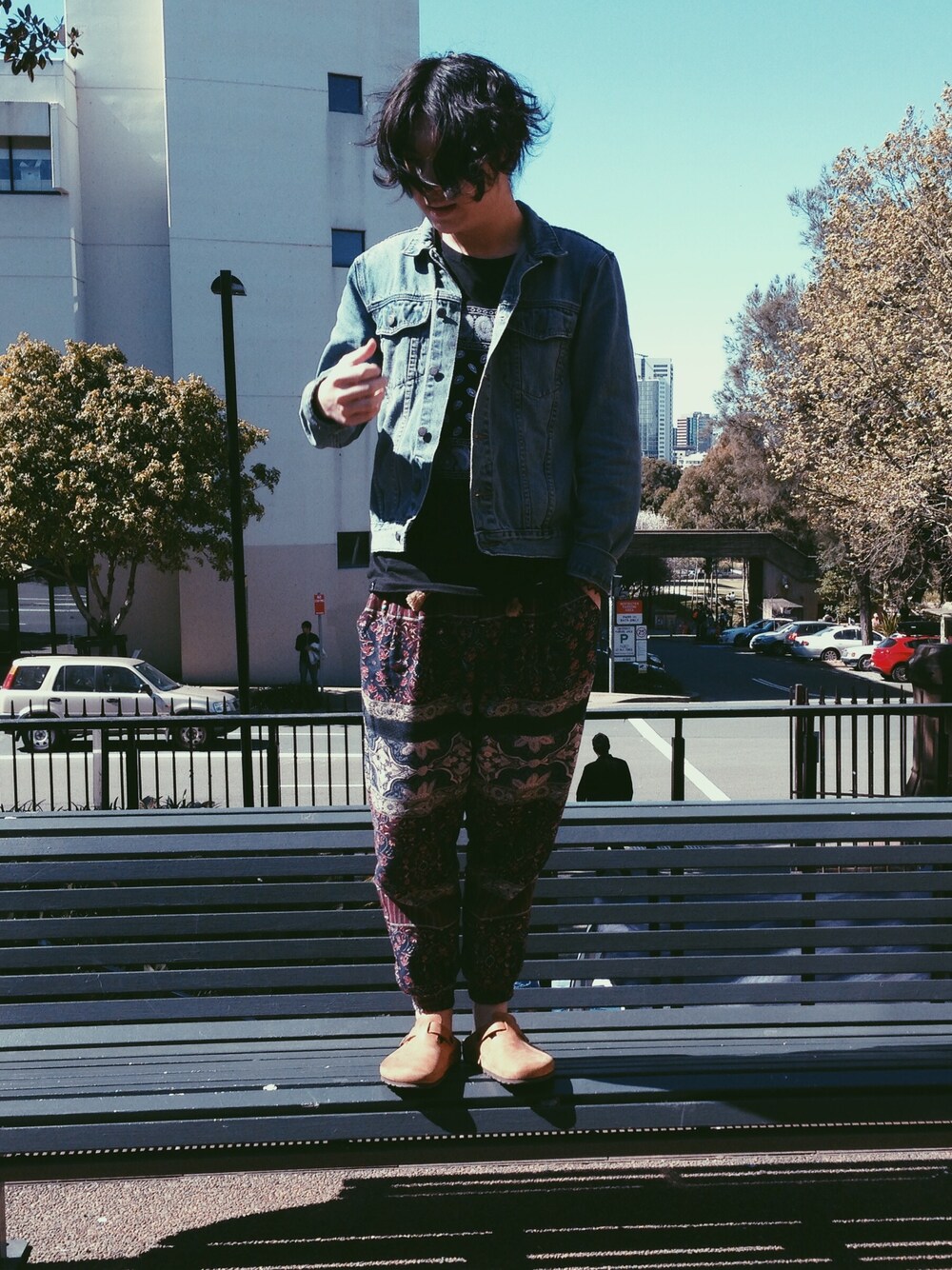 「demin、cheap monday」｜「CHEAP MONDAYのアイテム（デニムジャケット、ブルー系）」を使った、XUさん（メンズ・173cm）の秋コーディネートの1枚目の写真