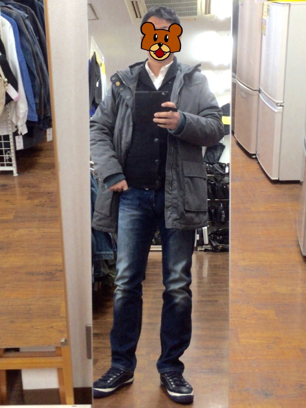 ブラック系のカーディガン/ボレロ、ベージュ系のチノパンツ、グレー系のミリタリージャケットを着用したメンズの冬コーディネートの1枚目の写真