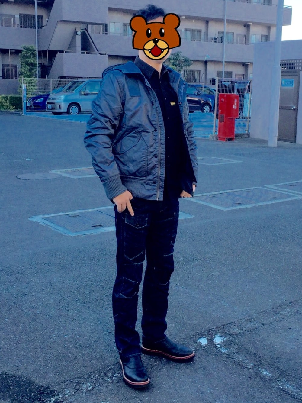 ブルー系のミリタリージャケット、ブルー系のデニムパンツ、ブラック系のシャツ/ブラウスを着用したメンズの冬コーディネートの1枚目の写真