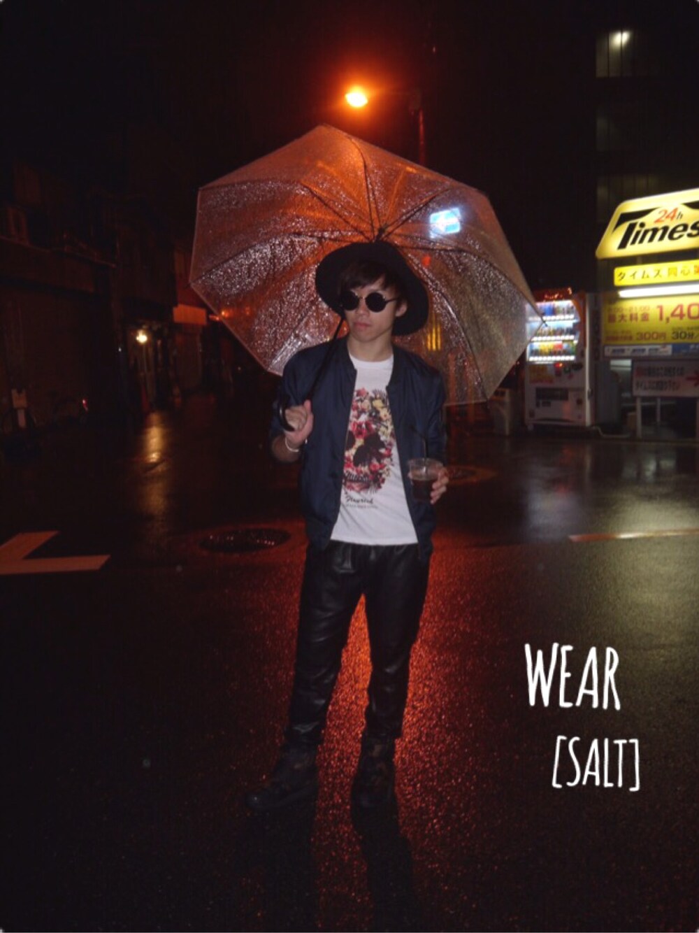 グリーン系のブーツ、ブラック系のその他パンツ、ホワイト系のTシャツ/カットソーを着用したメンズの春コーディネートの1枚目の写真