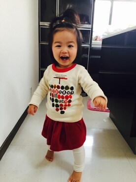 「apres les cours（アプレレクール）のアイテム（Tシャツ/カットソー、ベージュ系）」を使った、陳貞順さん（キッズ）の冬コーディネート