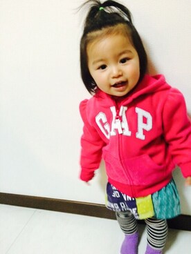 「GAP（ギャップ）のアイテム（パーカー、ピンク系）」を使った、陳貞順さん（キッズ）の冬コーディネート