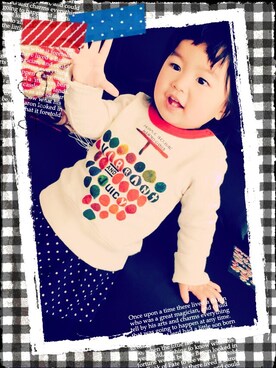 「apres les cours（アプレレクール）のアイテム（Tシャツ/カットソー、ベージュ系）」を使った、陳貞順さん（キッズ）の冬コーディネート