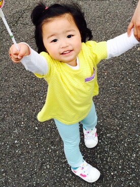 「西松屋（ニシマツヤ）のアイテム（Tシャツ/カットソー、イエロー系）」を使った、陳貞順さん（キッズ）の春コーディネート