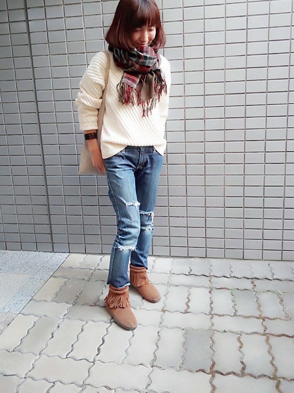 ブルー系のパンツ、ブラウン系のシューズ、ホワイト系のニット/セーターを着用したレディースの冬コーディネートの1枚目の写真