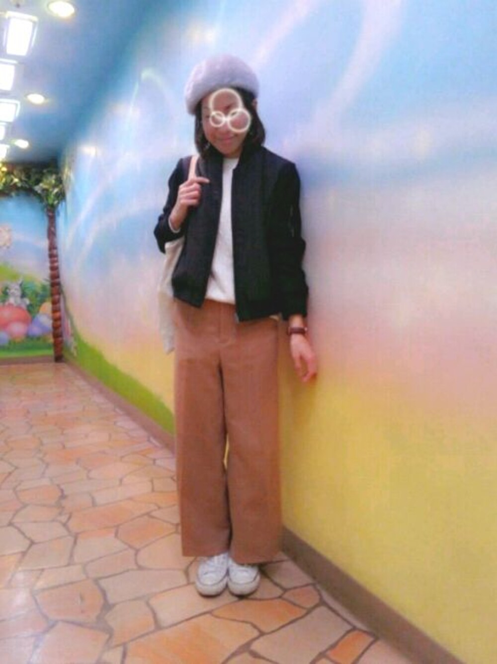 ベージュ系のその他パンツ、ベージュ系のエコバッグ/サブバッグ、ブラック系のブルゾンを着用したレディースの冬コーディネートの1枚目の写真