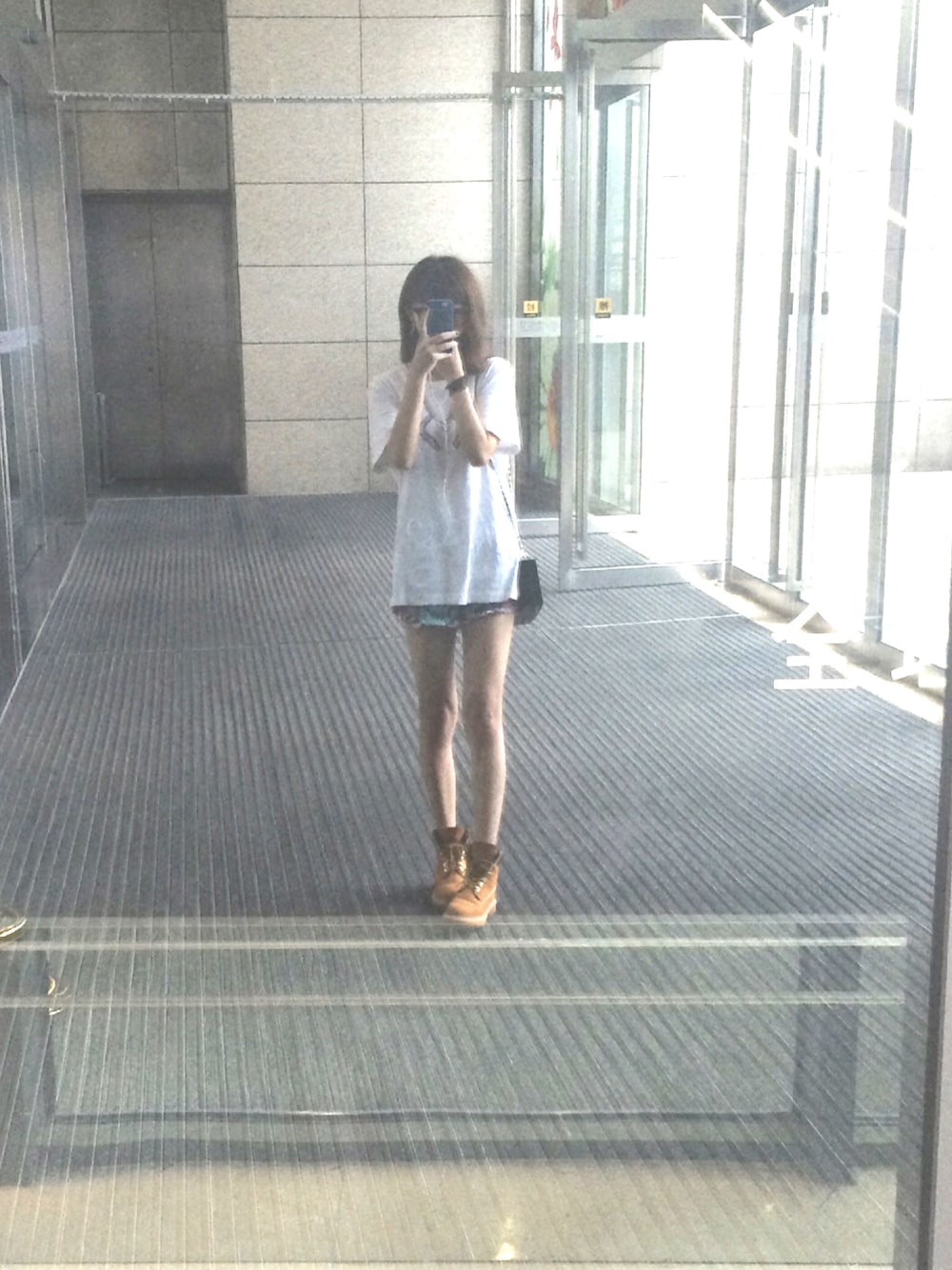 「纯色、日常」｜「Timberlandのアイテム（ブーツ、イエロー系）」を使った、CoK1EEさん（レディース・161cm）の夏コーディネートの1枚目の写真