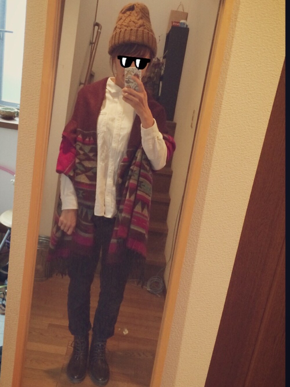 その他のその他パンツ、ブラウン系のブーツ、ホワイト系のシャツ/ブラウスを着用したレディースの秋コーディネートの1枚目の写真