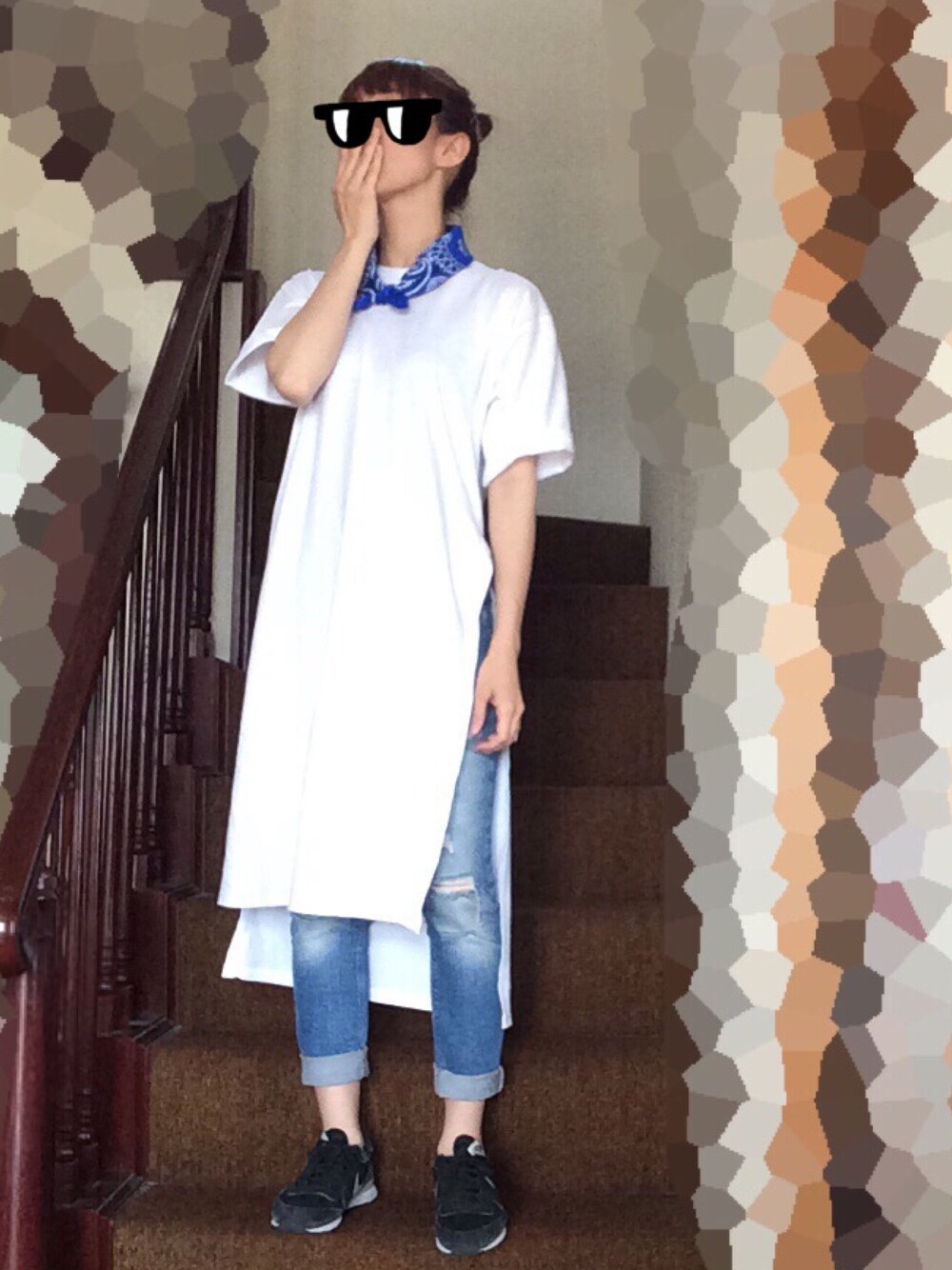 ホワイト系のTシャツ/カットソー、ブルー系のデニムパンツ、ブラック系のスニーカーを着用したレディースの春コーディネートの1枚目の写真