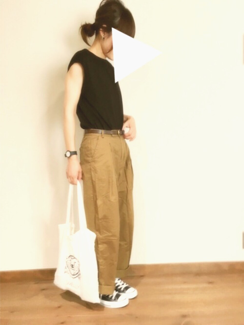 ブラック系のTシャツ/カットソー、ベージュ系のその他パンツ、ブラック系のスニーカーを着用したレディースの夏コーディネートの1枚目の写真
