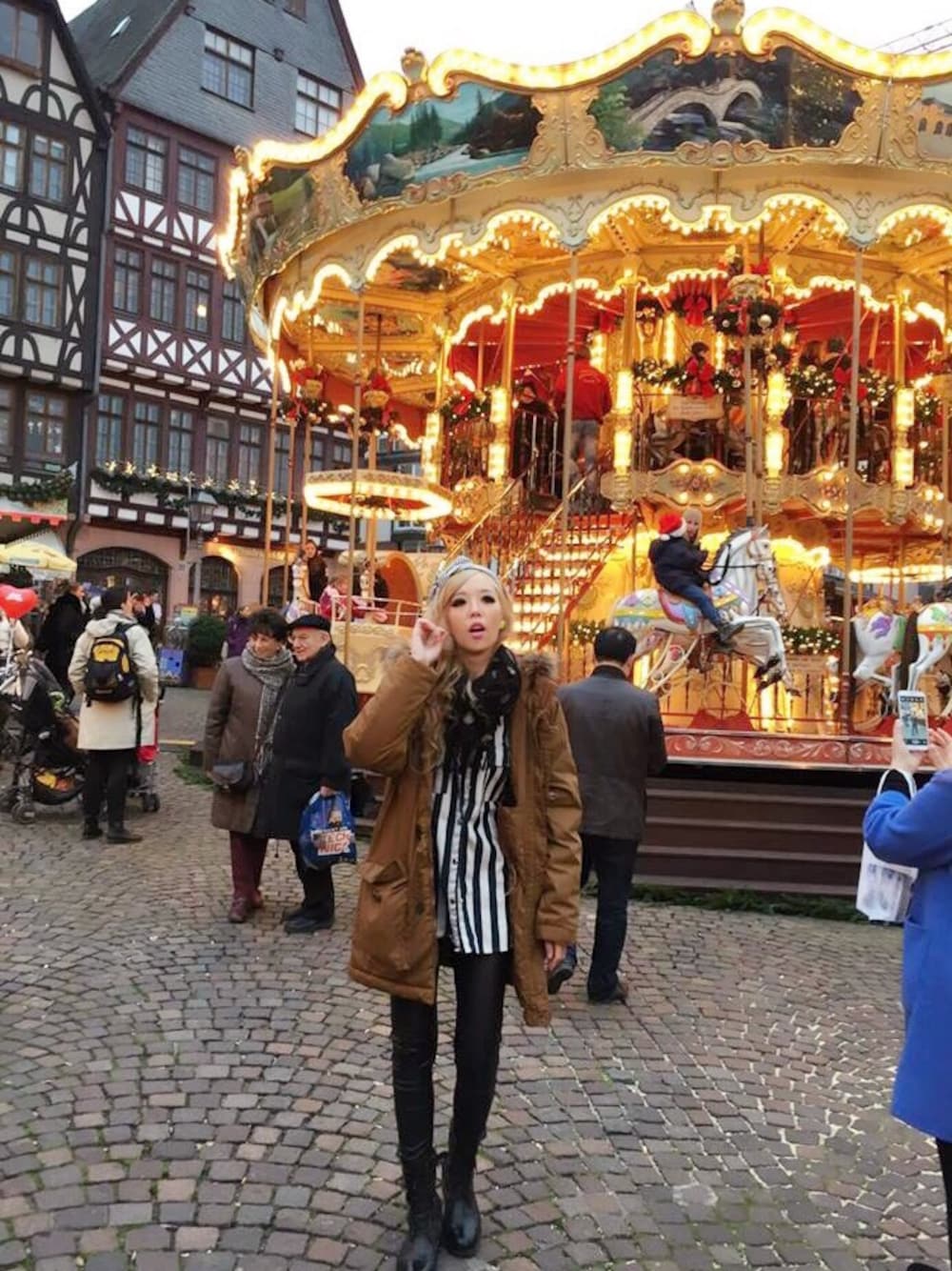 ブラウン系のダウンジャケット/コートを着用したレディースの冬コーディネートの1枚目の写真