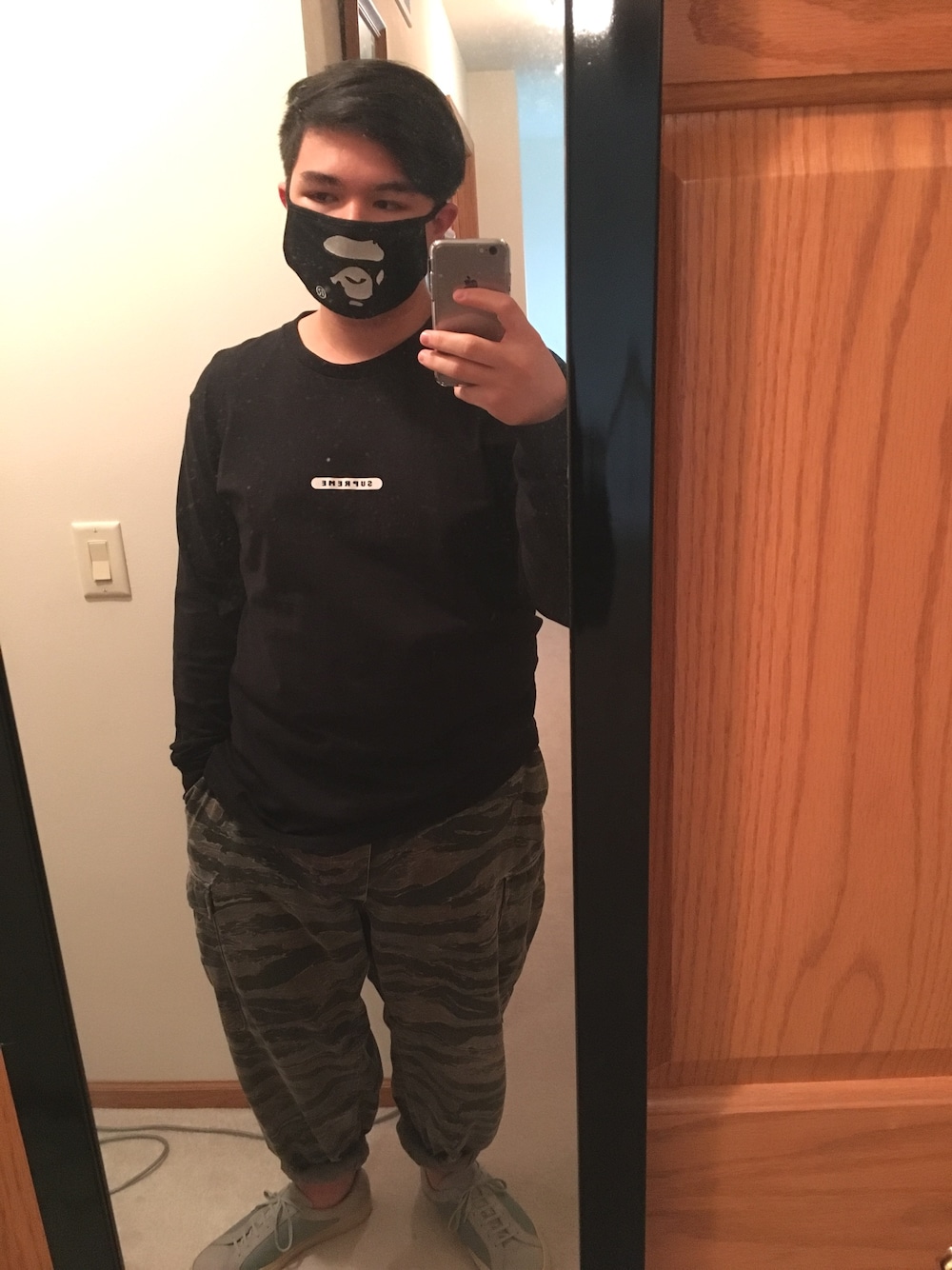 「Supreme のアイテム（Tシャツ/カットソー、ブラック系）」を使った、Spacemanさん（メンズ・175cm）の春コーディネートの1枚目の写真