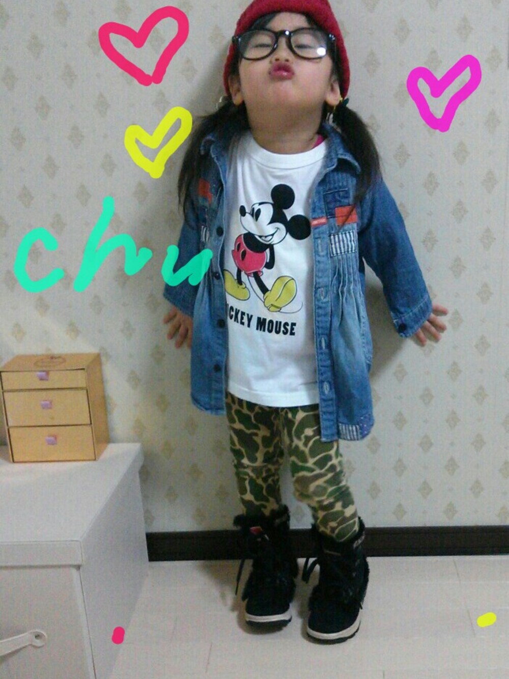 「ミッキー、メガネ、ニット、デニム、デニムシャツ、ブーツイン、、ブーツイン」｜「UNIQLOのアイテム（Tシャツ/カットソー、ホワイト系）」を使った、shiii♡nyaさん（キッズ・100cm）の春コーディネートの1枚目の写真