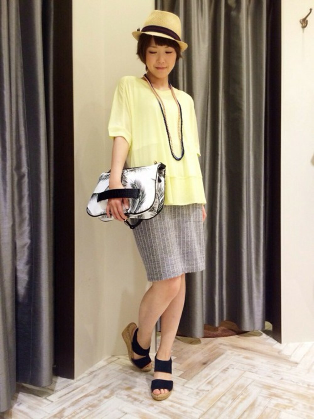 「カットソー、スカート」｜「Abahouse Devinetteの異素材ｶｯﾄPO（Tシャツ/カットソー、ホワイト系）」を使った、sariさん（レディース・157cm）の春コーディネートの1枚目の写真