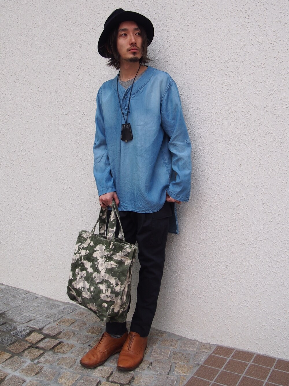 浅野 喜幸さんの「Handpaint camouflage Totebag（BLACK&BLUE）」を使ったコーディネート