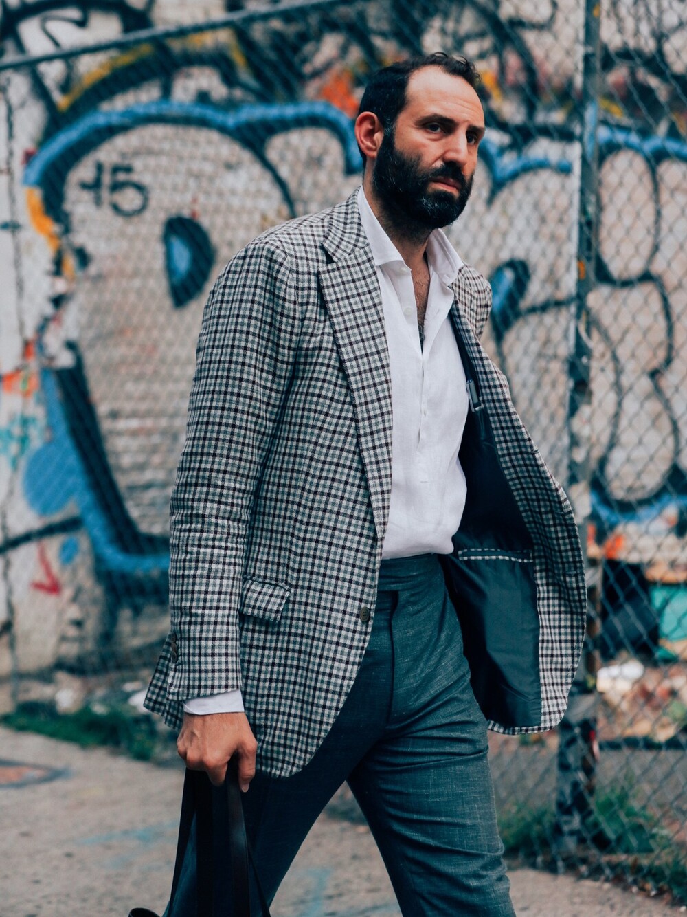 「Sartoria Formosaのアイテム（スーツジャケット、グレー系）」を使った、Greg Lelloucheさん（メンズ・188cm）の夏コーディネートの1枚目の写真