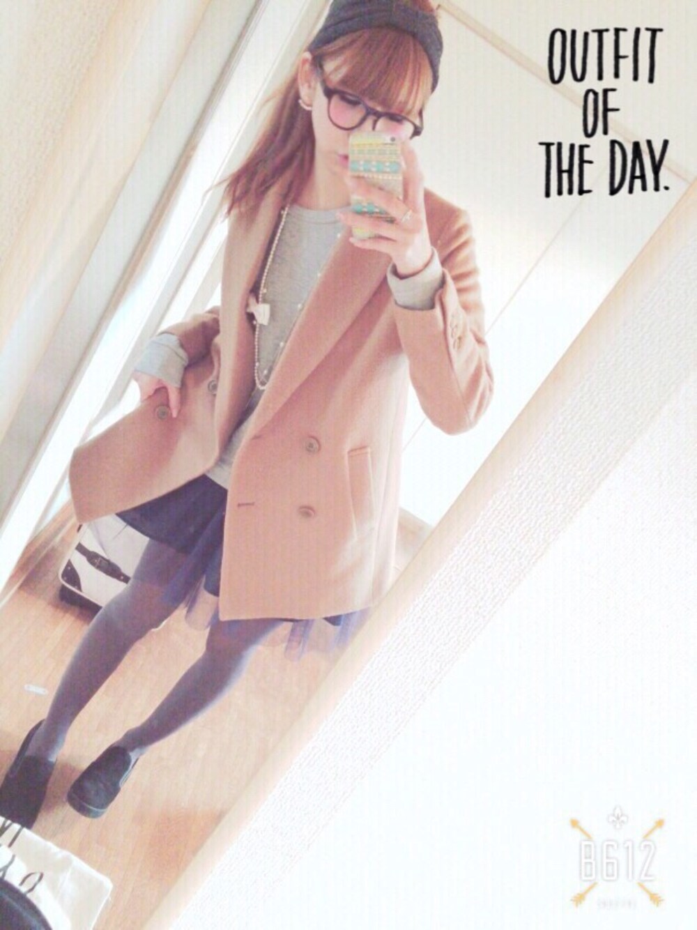 グレー系のスウェット、ベージュ系のチェスターコート、ベージュ系のその他アウターを着用したレディースの冬コーディネートの1枚目の写真