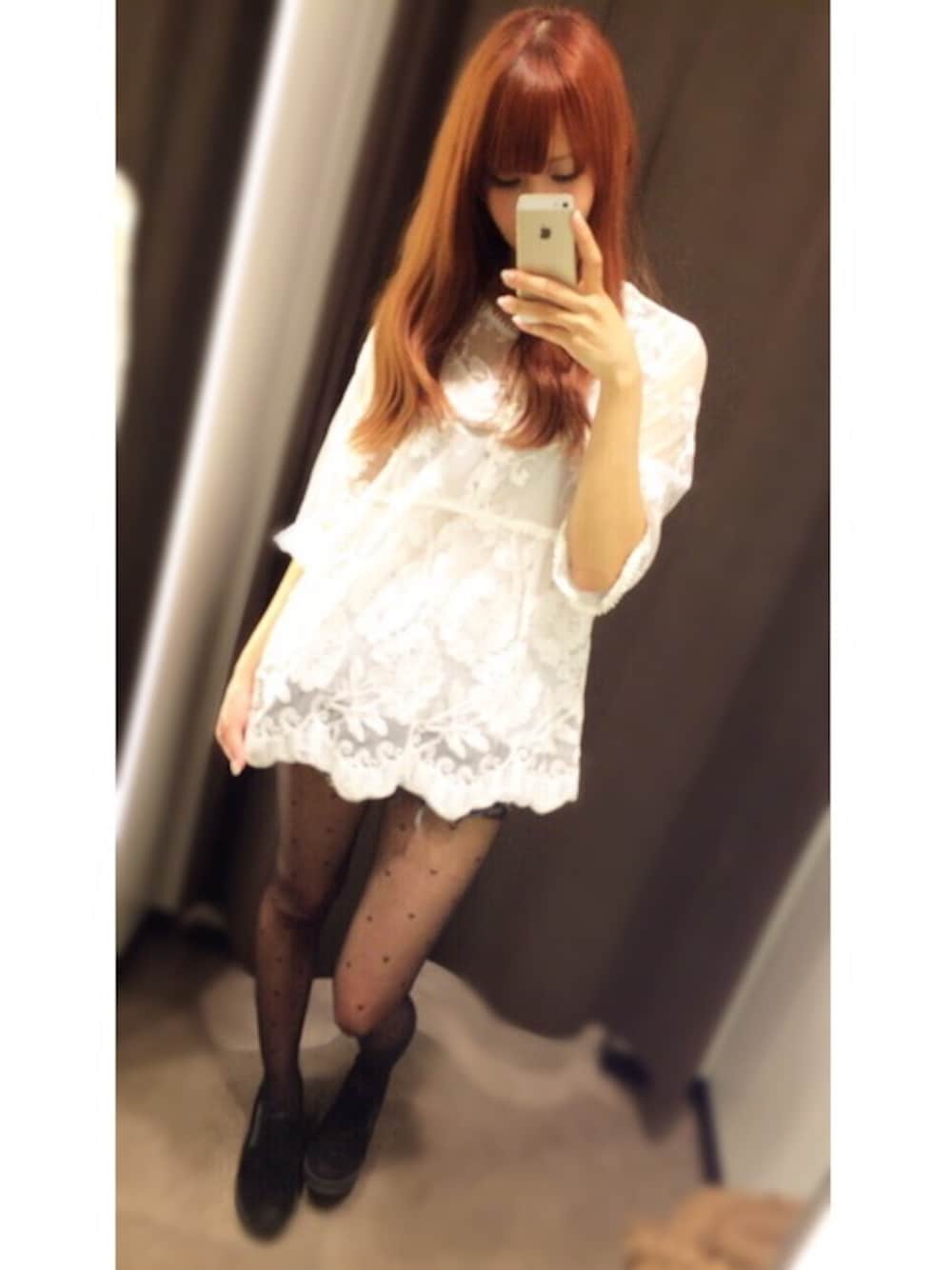 ホワイト系のシャツ/ブラウス、ブラック系のシューズ、ブラック系のタイツ/ストッキングを着用したレディースの春コーディネートの1枚目の写真