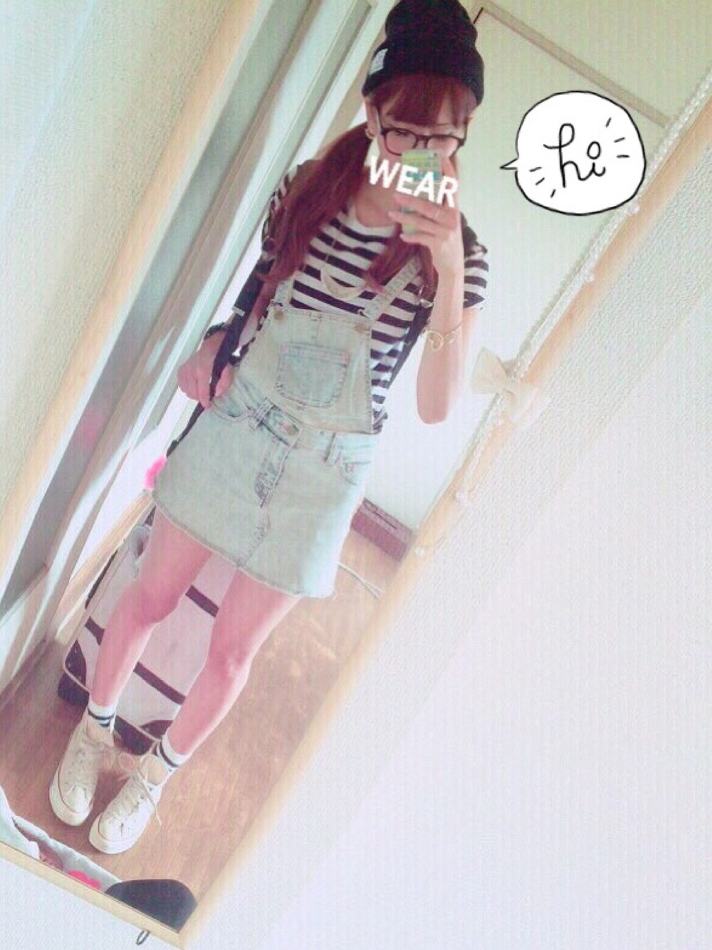 ブルー系のスカート、ホワイト系のスニーカー、ブラック系のバックパック/リュックを着用したレディースの春コーディネートの1枚目の写真