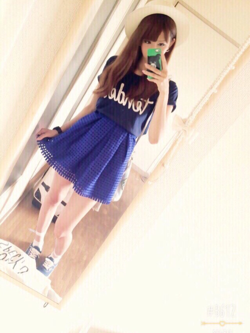 ブルー系のスカート、ブルー系のTシャツ/カットソー、ブルー系のスニーカーを着用したレディースの夏コーディネートの1枚目の写真